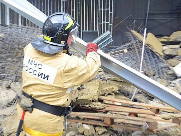 В Рязани при обрушении крыши цеха на заводе погиб рабочий