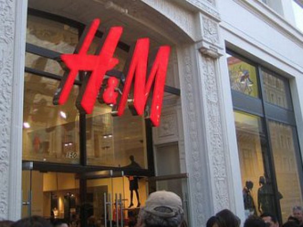 В рекламе коллекции одежды H&M впервые сняла модель в хиджабе