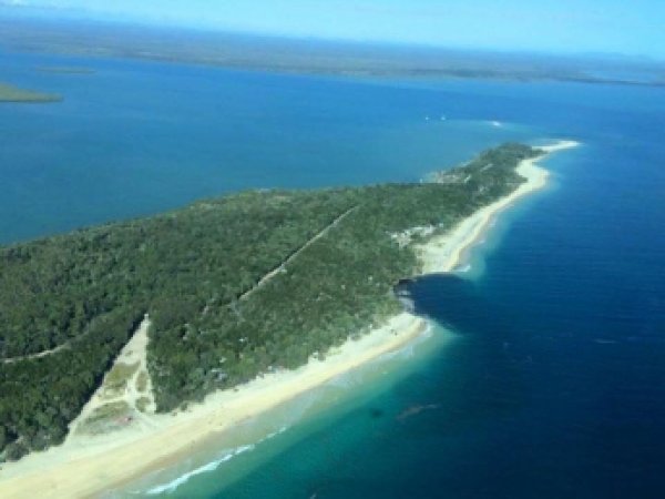 В Австралии гигантская воронка поглотила часть пляжа размером с футбольное поле