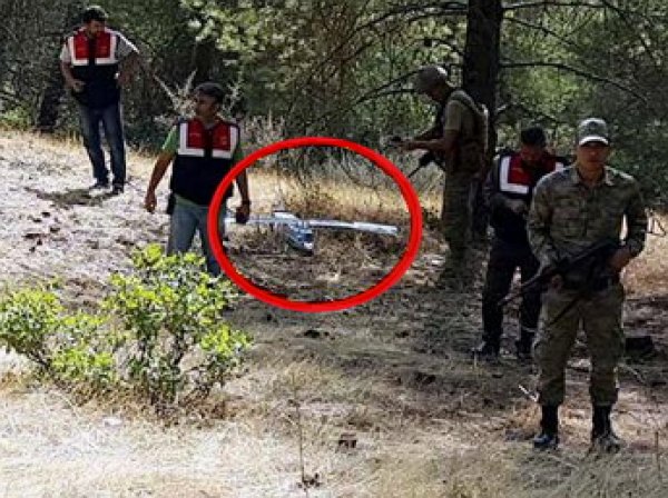 В сети опубликованы видео и фото с места падения беспилотника, сбитого ВВС Турции