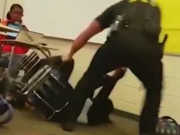 В США полицейский избил темнокожую школьницу из-за отказа выйти из класса