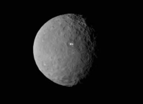Зонд Dawn зафиксировал странные загадочные вспышки на Церере