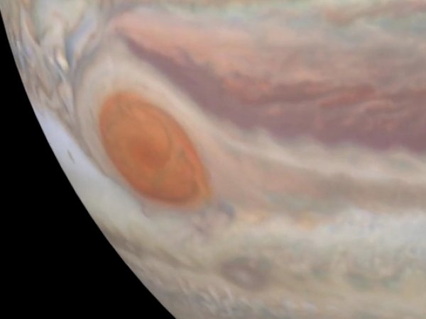 Ученые рассмотрели Большое красное пятно на Юпитере