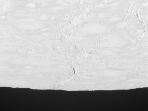 Зонд Cassini прислал на Землю первые снимки северного полюса Энцелада