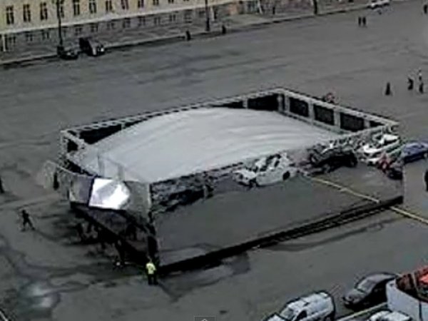 На Дворцовой площади В Санкт-Петербурге "зеркальный куб" рухнул на людей