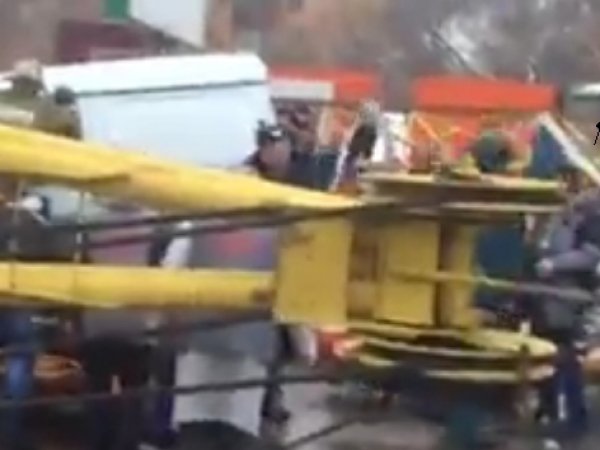 В Омске башенный кран рухнул на машину: четверо погибших, в том числе ребёнок (фото, видео)
