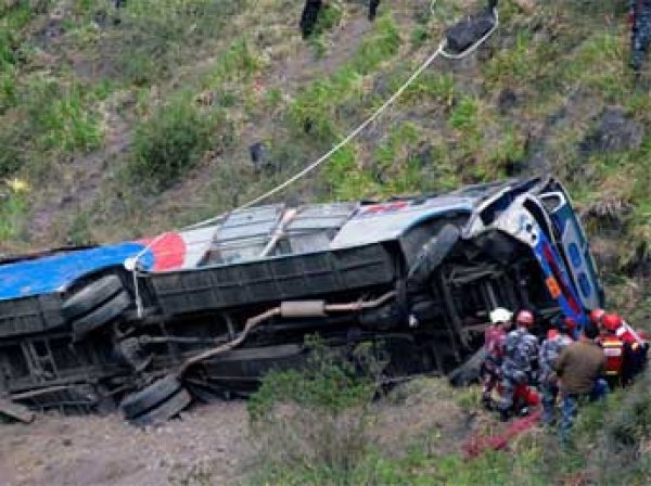 Пассажирский автобус упал утром в ущелье в штате Джамму и Кашмир на севере Индии.