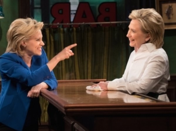 Хиллари Клинтон стала барменом на комедийном шоу Saturday Night Live