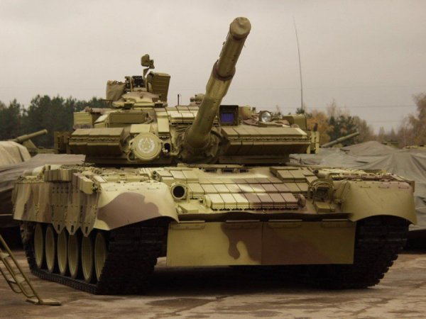 В Новосибирске танк Т-80 увяз в грязи на обочине