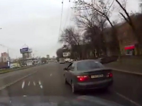 В Екатеринбурге автохам устроил дорожные разборки с оружием