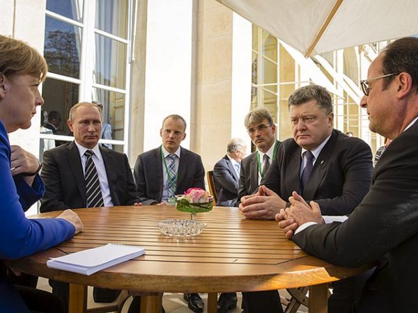 Украинскому ТВ запретили показывать рукопожатие Порошенко и Путина