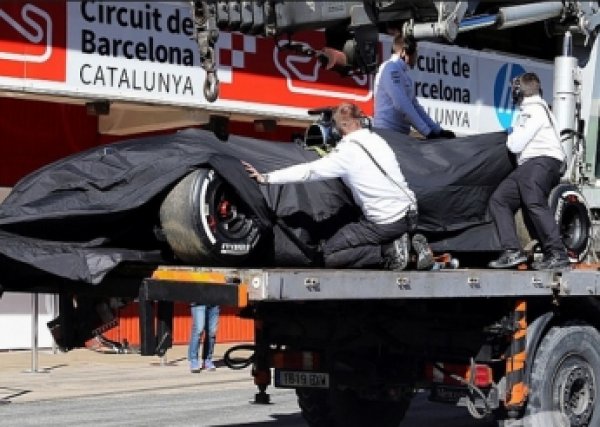 Гонщик Карлос Сайнс попал в аварию на Гран-при «Формулы-1» в Сочи (ВИДЕО)