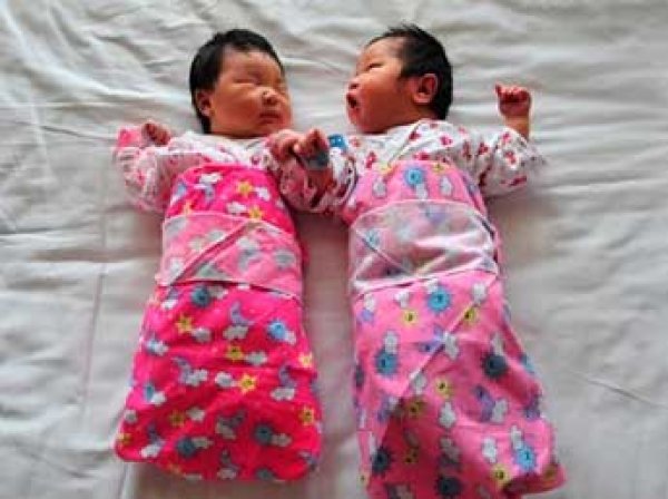 Революционное решение в Китае: семьям разрешили иметь не одного, а двух детей