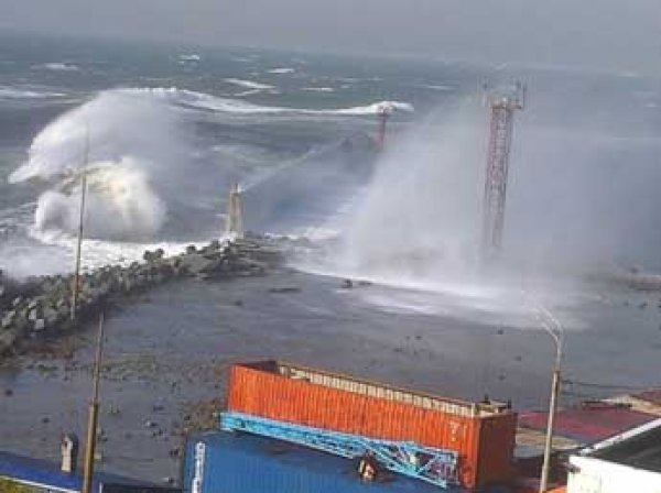 Ураган на Сахалине 2.10.2015: город Корсаков из-за волн с моря на метр ушел под воду (видео)