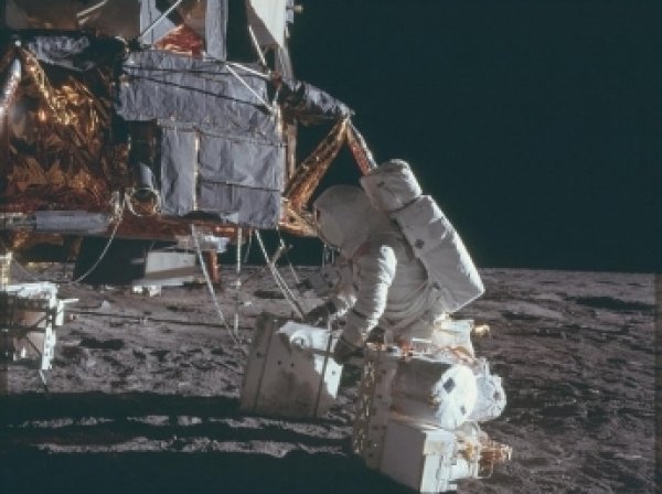 В Интернете появились уникальные снимки, сделанные астронавтами NASA на Луне