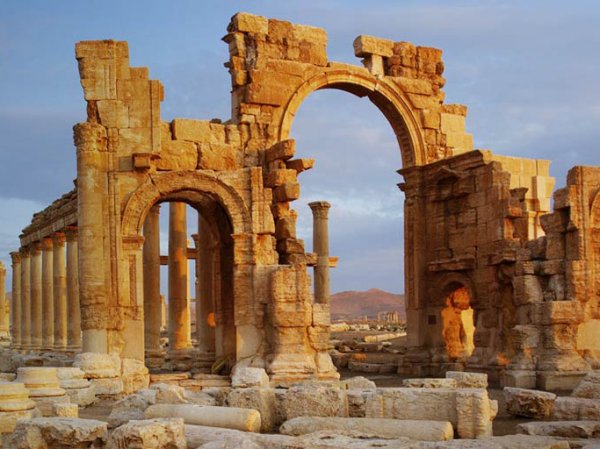 Боевики ИГИЛ уничтожили античную Триумфальную арку в сирийской Пальмире