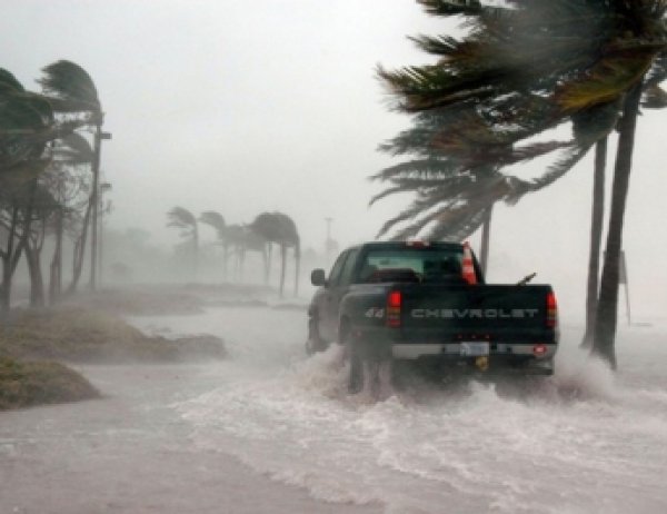 Ураган "Патрисия" теряет силу (видео)