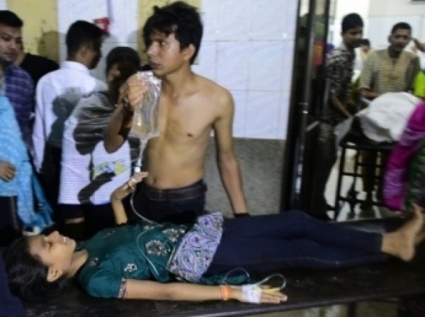 Серия взрывов в мечети в Бангладеш: пострадали более 100 человек