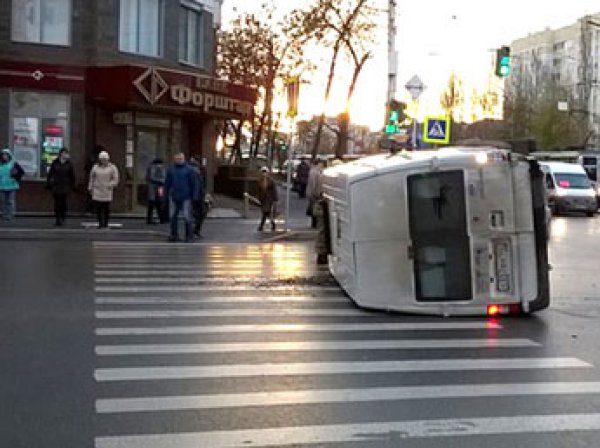 Авария в Уфе 27 октября: в центре города перевернулся микроавтобус с детьми (видео)