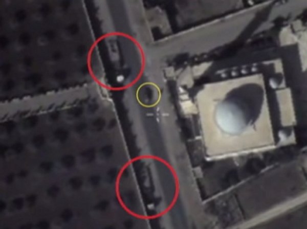 В Сети опубликовано видео, как боевики ИГ отводят оружие и технику в жилые кварталы Сирии