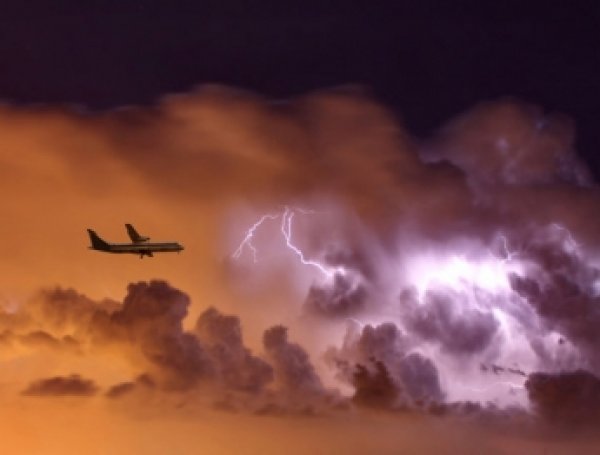 В самолет рейса "Сочи-Москва" компании "Трансаэро" ударила молния