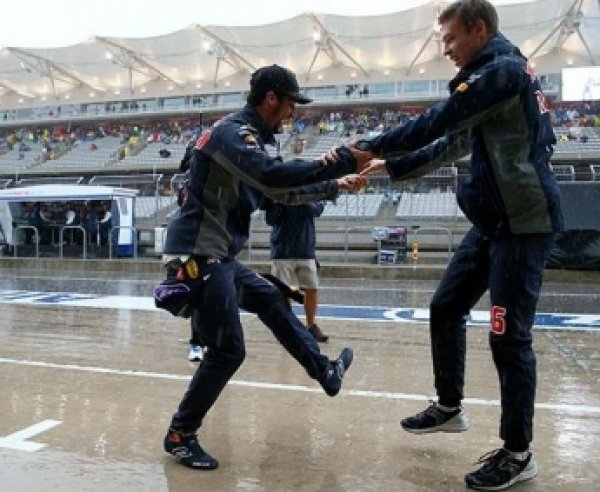 Пилот "Формулы-1" Даниил Квят и Даниэль Риккардо станцевали под дождем в ожидании старта