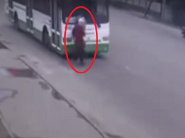 В Краснодаре водитель автобуса сбил троих школьниц на пешеходном переходе