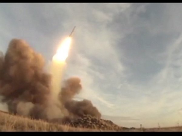Россия запустила ракеты одновременно с земли, воды и воздуха (видео)