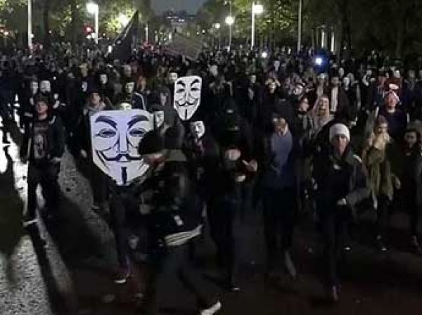 В Лондоне тысячи людей вышли на протестный марш миллиона масок