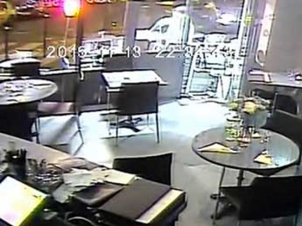 ИноСМИ обнародовали видео расстрела людей террористами в кафе в Париже