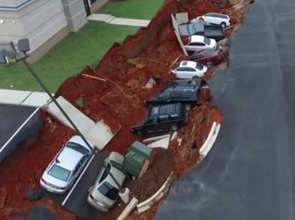 В США возле ресторана под землю провалились сразу 15 машин