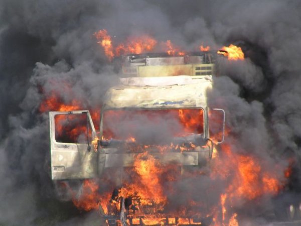 В Китае мужчина вылетел из заполненного машинами туннеля на горящем грузовике