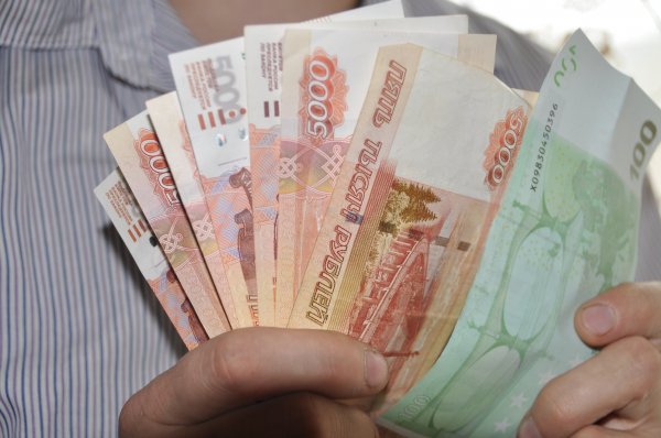 Курс доллара на сегодня, 28 ноября 2015: официальный курс евро на выходные и понедельник перевалил за 70 рублей