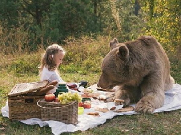 Семейная фотосессия с медведем шокировала западные СМИ и соцсети