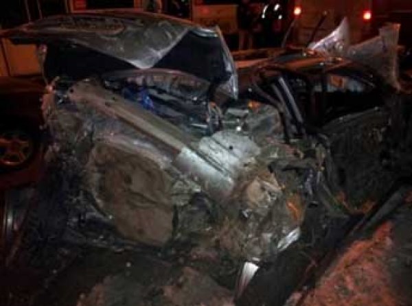В подмосковном Одинцово Mazda упала с восьмого этажа парковки: трое погибли (видео)