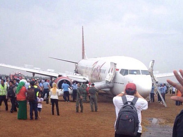 В Индонезии "Boeing 737" при посадке чуть не протаранил толпу людей