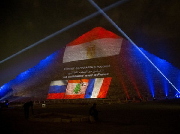 Египтяне осветили пирамиду Хеопса в цвета флагов России, Франции и Ливана