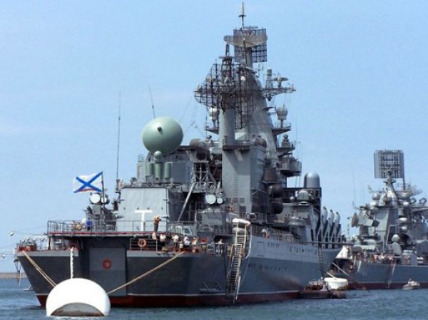 СМИ: турецкие подлодки следят за российским крейсером