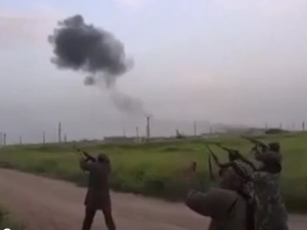 Сбитый самолет СУ-24 в Сирии: в Сети появилось видео расстрела боевиками российских пилотов (видео)