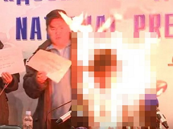 В Монголии глава профсоюза во время пресс-конференции устроил самосожжение