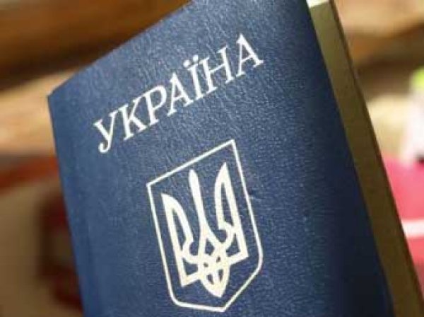 Порошенко приказал убрать русский язык из украинских паспортов