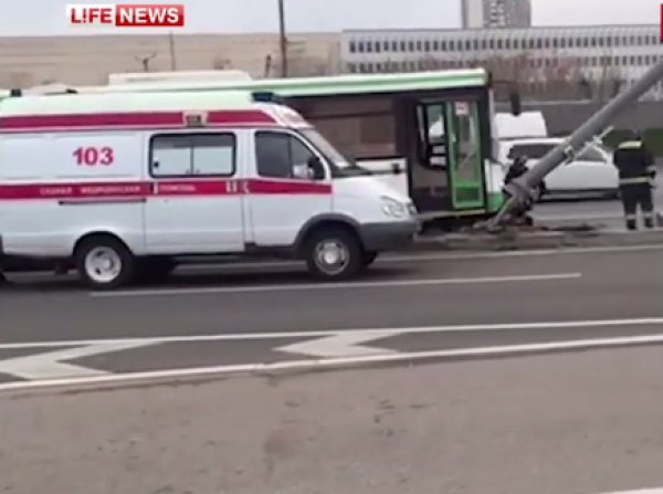 Авария на Варшавском шоссе сейчас: автобус врезался в столб, 7 человек ранено (видео)