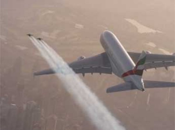 Пилоты с реактивными ранцами обогнали крупнейший пассажирский лайнер над Дубаем
