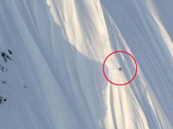 В Сети опубликовано видео падения горнолыжника с отвесной скалы