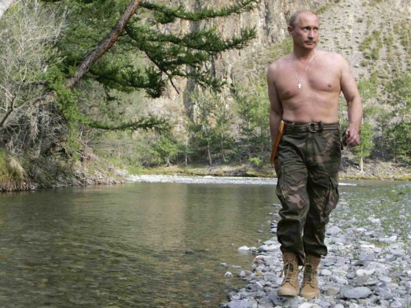 Западные СМИ назвали манеру движения Путина "походкой опытного стрелка"