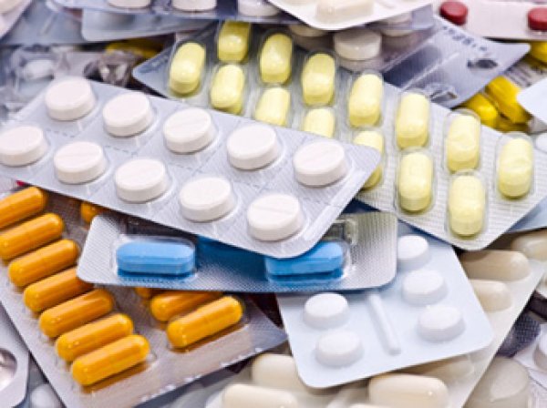 Правительство Медведева ограничило госзакупки импортных лекарств