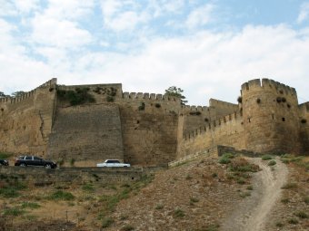 В Дагестане неизвестные расстреляли посетителей крепости «Нарын-Кала»