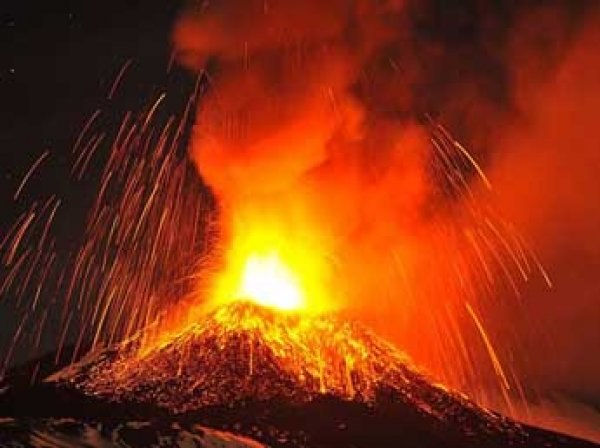 Роскосмос обнародовал космические снимки извержения вулкана Этна