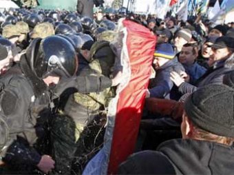 В Киеве митингующие принесли к зданию Рады гроб со свиньей