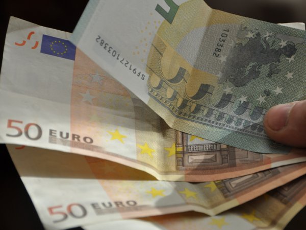 Курс доллара и евро на сегодня, 26 декабря 2015: официальный курс евро снова пробил отметку в 77 рублей